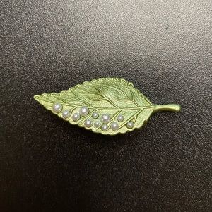 Small leaf brooch pin green metal pearl